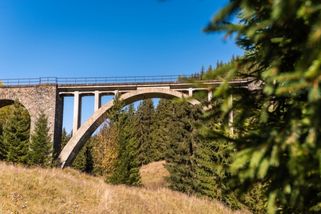railtarget.cz/technologie-a-infrastruktura/sileny-tatransky-unikat-kamenny-titan-hlida-raritu-vlak-ve-spirale-objede-sam-sebe-12200.html